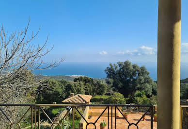 Propriété en bord de mer avec jardin 1