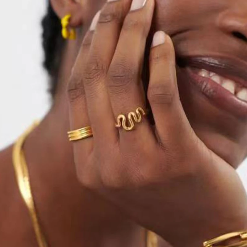 Ring met gebogen lijnen Abstracte kunst Titanium staal Modern design Dagelijkse elegantie Minimalistische dames sieraden