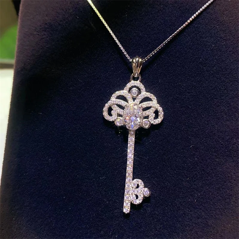 Colar com pingente de chave de moissanite ovalada de 1 quilate para mulheres, brilho e elegância atemporal, presente perfeito para ela.