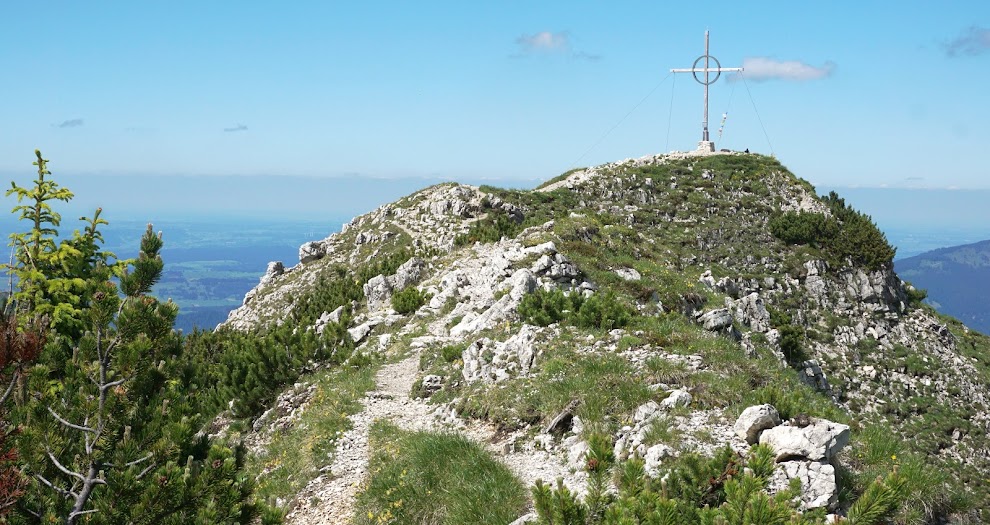 Blick auf Gipfelkreuz Bschießer und Kammpfad Allgäu Tirol