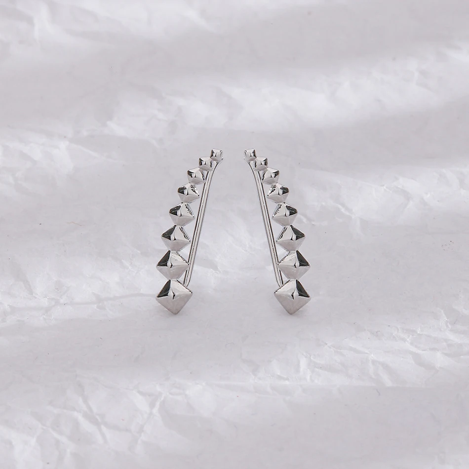 Boucles d'oreilles losange à motif géométrique tendance. La section transversale crée des motifs uniques, parfaites pour sublimer votre look.