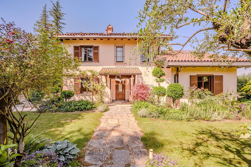 Villa with pool and terrace 2