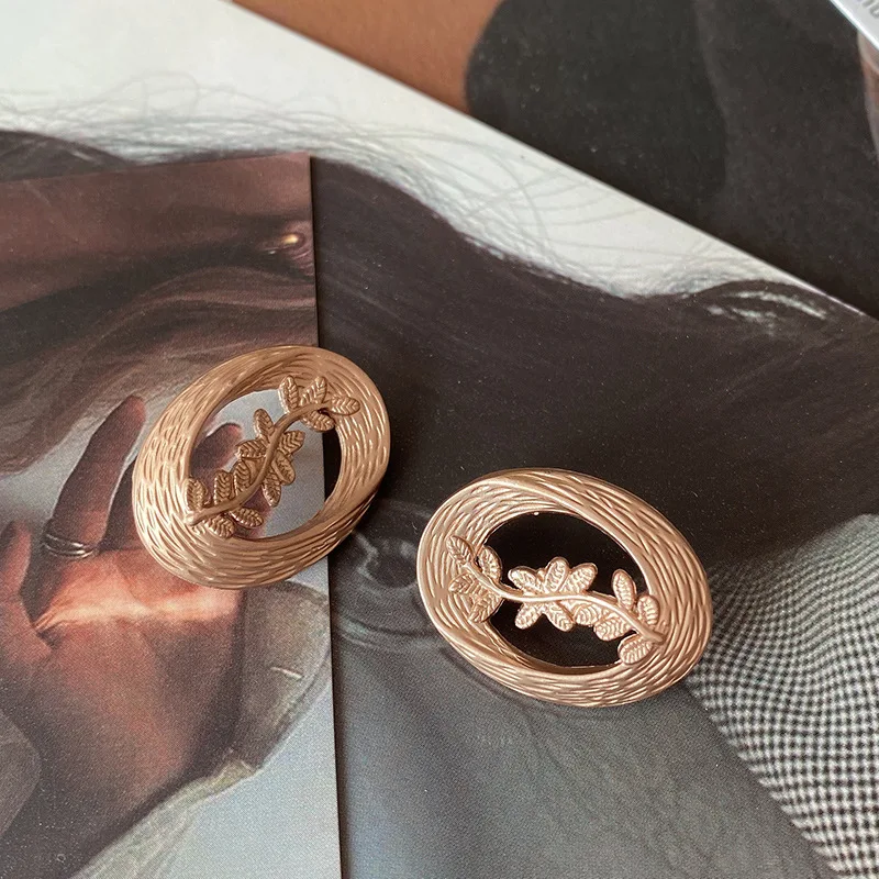 Trenchcoat met metalen knopen, holle bladeren, decoratieve schelp, perfect voor een elegante en stijlvolle uitstraling, ideaal voor dames.