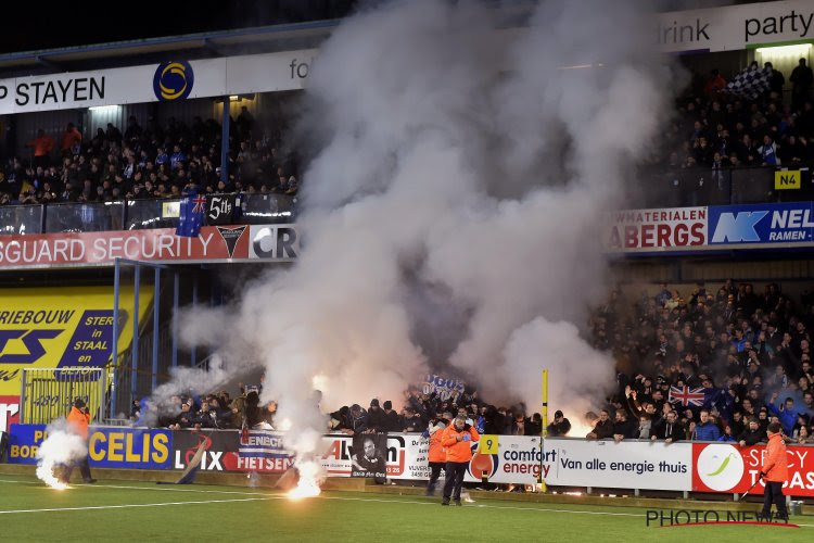 Genk-fans die het veld van Stayen kapot maakten met vuurpijlen, blijven STVV plagen met lapje kunstgras: "Alle beetjes helpen"