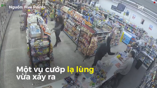 <i>Một tên đánh lạc hướng nhân viên trong khi tên còn lại thó đồ</i>