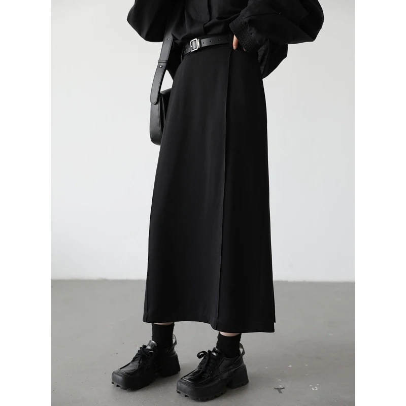 Zwarte geplooide rok in streetstyle voor dames, hoge taille, los, slank en recht. Perfect voor een trendy en comfortabele look.
