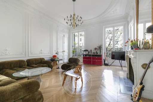 Prestige apartment for sale in Paris 8ème (75008) - Neighborhood Hoche-Friedland - Bright living room with parquet floor and fireplace