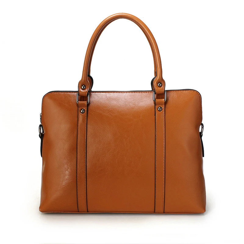 Stijlvolle leren dames laptoptas, perfect voor de zakenvrouw. Biedt elegantie en functionaliteit, ideaal voor laptops en documenten, een must-have accessoire.
