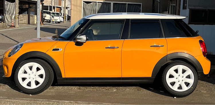 BMW ミニの冬支度・CCグロスゴールド ホイールコーティング・F55MINIONE・マキシライトに関するカスタム事例の投稿画像2枚目
