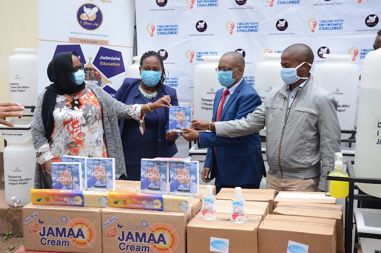 Medical officer Dr. Sahra Mohammed, NMS Division Coordinator Infection Prevention and Case Management Dr. Caro Ngunu, I Choose Life – Africa CEO engineer Mike Mutungi and asst county commisioner Jesse Ithai