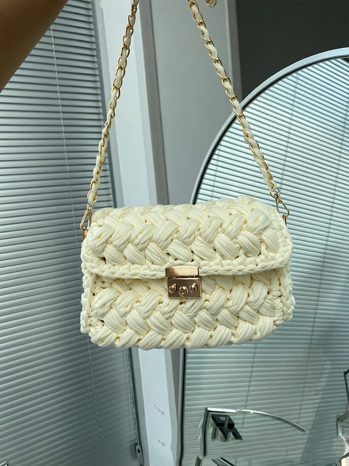 Modna, ručno heklana torba za žene, izrađena od konca, domaća i završena, idealna za svakodnevnu upotrebu i elegantan izgled.
