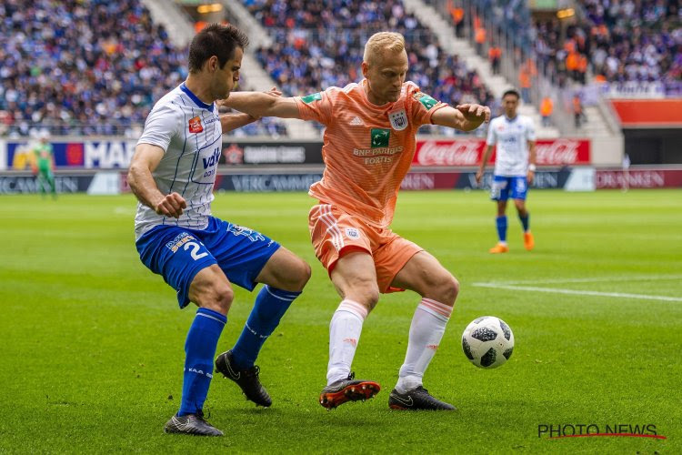 "Zelfs met een rolstoel op het veld, speelt Deschacht nog zijn match" en "Misschien paar spelers van Gent casten voor onze volgende film, wat een acteurs!"