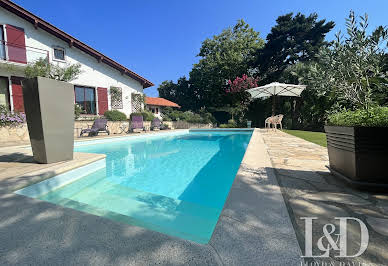 Maison avec piscine et jardin 4