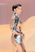 The high-gloss armour featured interlaced cut-outs with clear panels that stretched across her body compleet with statement diamond necklace. 