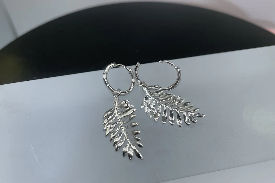 925 Sterling Silver Leaves Moissanite Ear Clips Earrings. Add sparkle and sophistication to any outfit. Shop now!