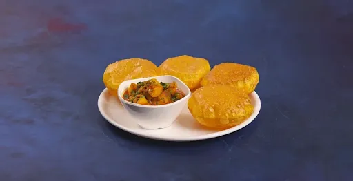 4 Poori With Aloo Ke Sabji