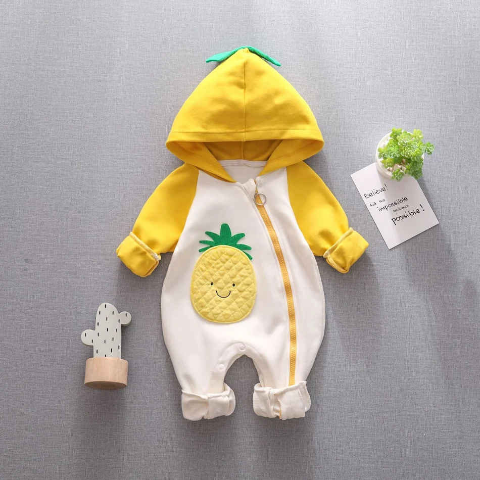 Ropa de salida para recién nacidos super tierna con capucha. Ideal para paseos cómodos y adorables, mantiene al bebé abrigado y feliz.