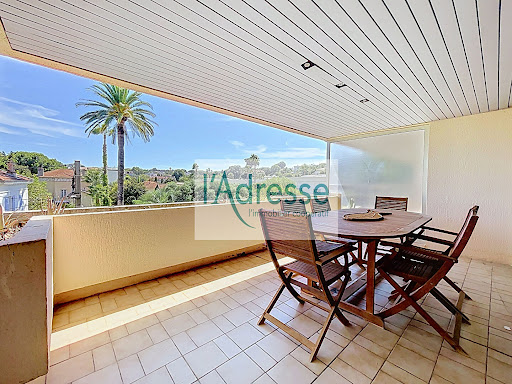 Buy this luxury apartment / penthouse in Antibes (06600) - Terrace with table and chairs, palm trees view