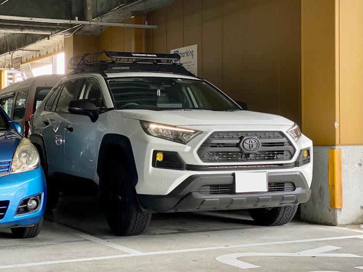 RAV4のoffroad package2・白パケ・RHINO-RACK・XTray Largeに関するカスタム事例の投稿画像1枚目