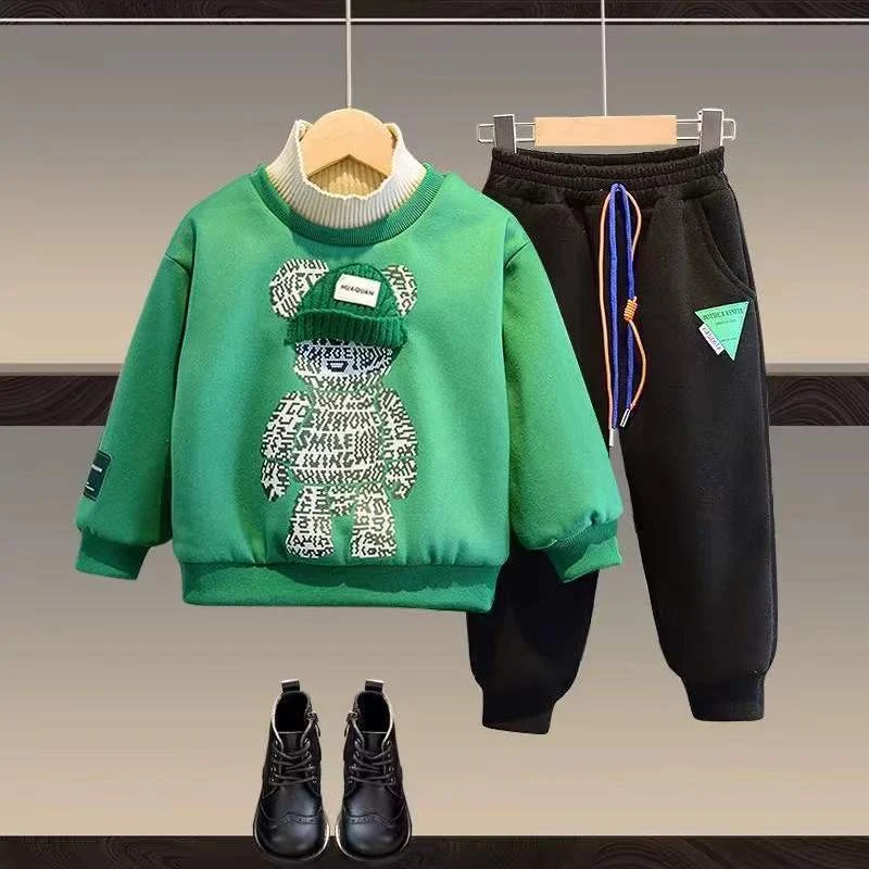 Kinder winter fleece gevoerde sweatshirt en joggingbroek tweedelig set. Warme en comfortabele outfit voor de winter.