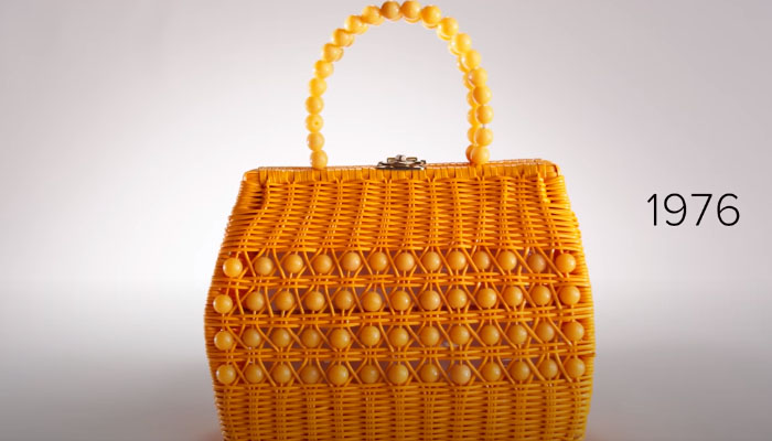 Nos anos de 1970, as bolsas femininas de mãos ficam mais versáteis, já que precisam ser mais práticas para o dia a dia.