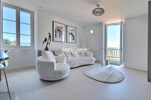 Appartement contemporain avec terrasse en bord de mer 1