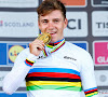 Remco Evenepoel verspilt helemaal geen tijd en ruilt regenboogtrui alweer in voor een andere: "Past die me goed?"