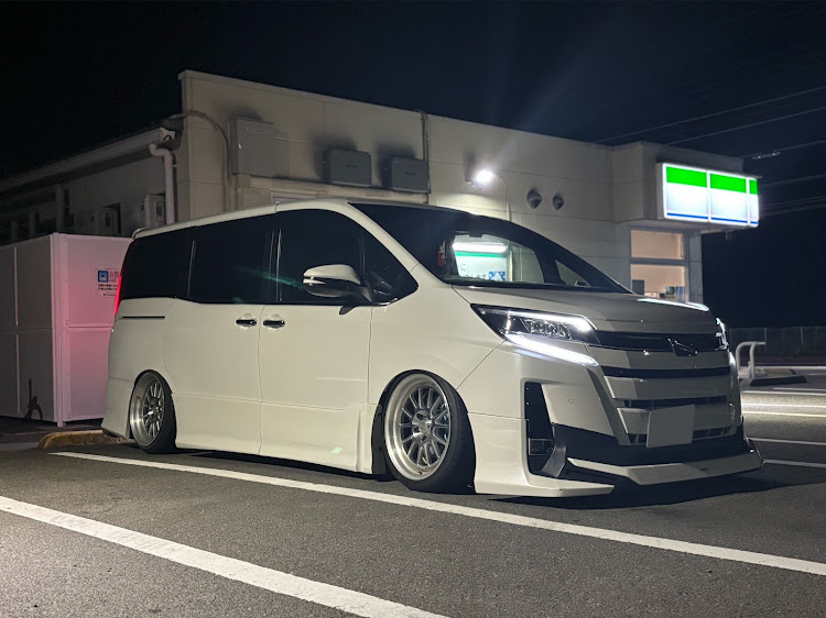 ノアの18インチ・16インチ・どちらも好きに関するカスタム事例の投稿画像1枚目