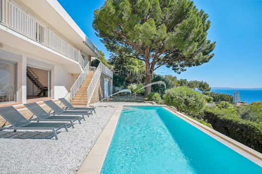 Villa with pool 4