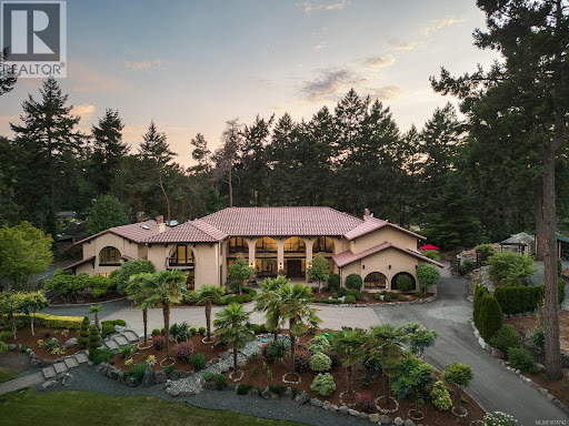 Spacious residence with lush garden - Prestige property for sale in Saanich, 7 rooms, 6 bedrooms