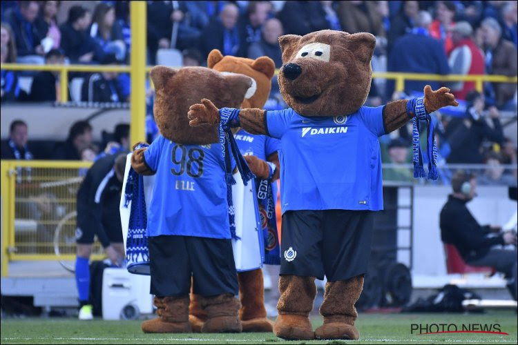 La mascotte du Club de Bruges commet un geste obscène à l'adresse des supporters de Genk