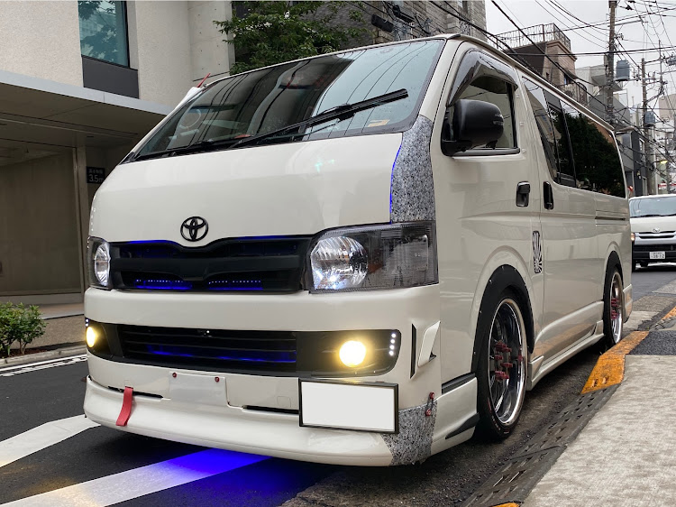 ハイエースバンのDIY・シャコタン風・白黒仕様・安定の地べた撮りに関するカスタム事例の投稿画像2枚目