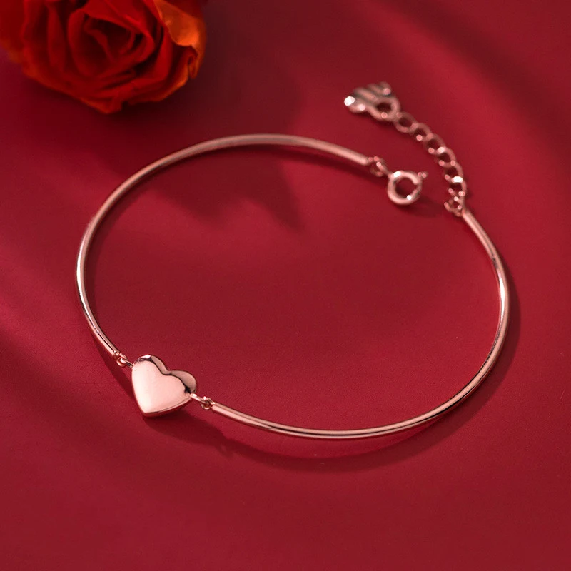 Bracelet simple et doux en argent brillant, un accessoire parfait pour ajouter une touche d'élégance et de raffinement à votre style quotidien.