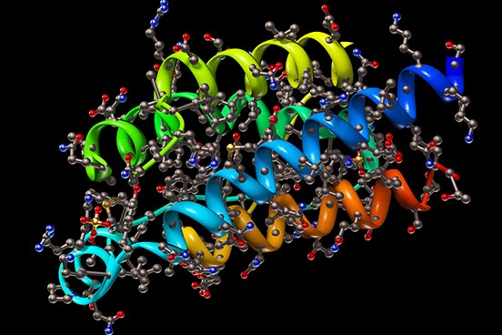 Une spirale verte, une bleue claire et une orange sur fond noir symbolisent la structure d'une protéine. Entre les spirales, on voit des chaînes de molécules plus petites, de couleur métallisée.