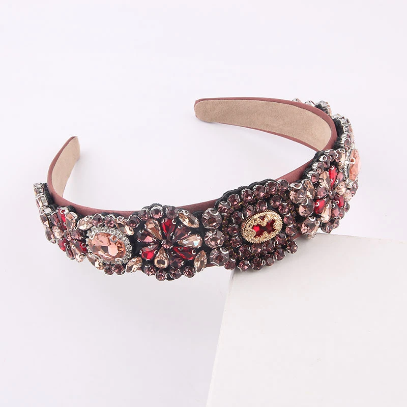 Serre-tête baroque somptueux entièrement orné de bijoux pour sublimer votre coiffure avec élégance et brillance, idéal pour événements spéciaux.