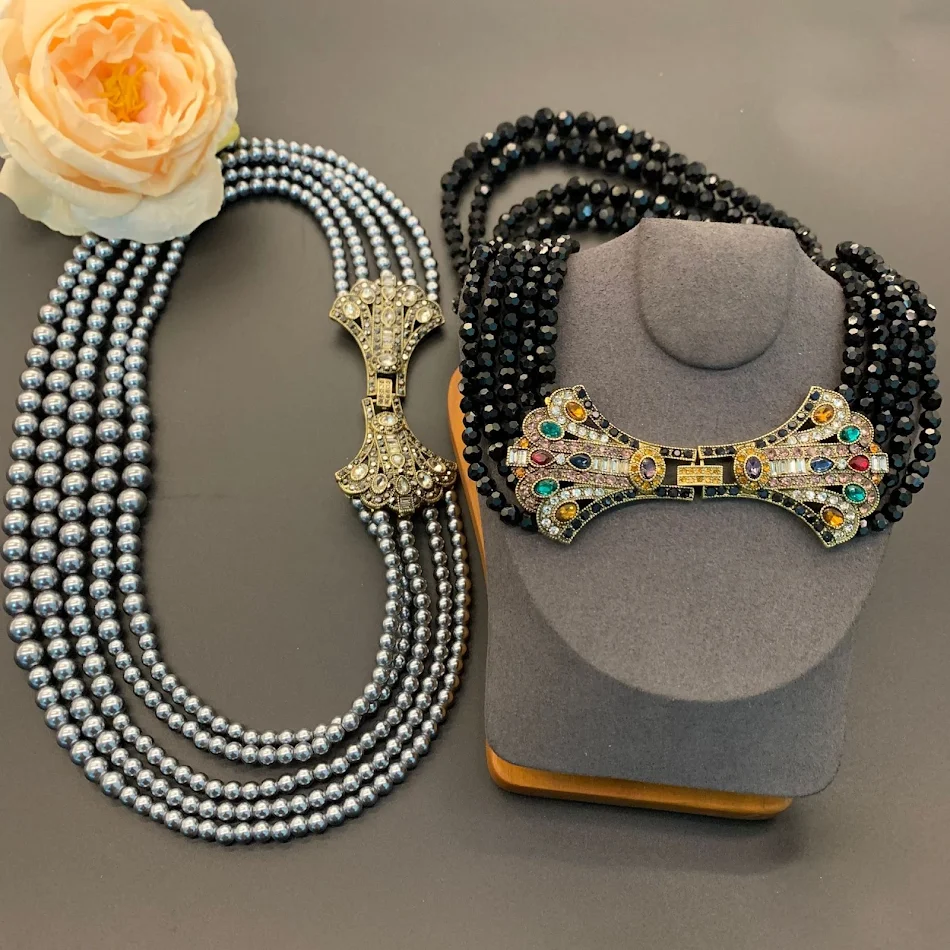 Trendy ketting met overdreven ronde kralen en strik, een statement sieraad dat persoonlijkheid toevoegt aan elke outfit. Perfect voor dames.