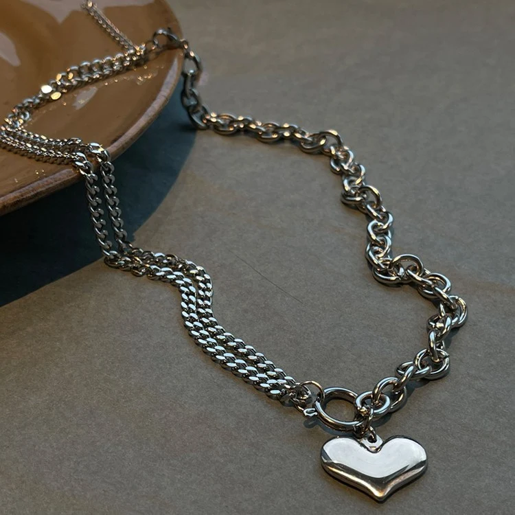 Colar com corrente de aço titânio Love Spliced. Design elegante e durável, perfeito para expressar amor. Ideal para presente ou uso diário.