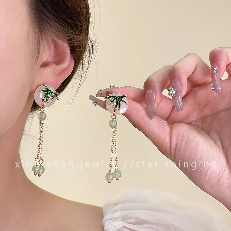 Boucles d'oreilles à pompons en forme d'éventail en bambou aiguille d'argent, mode rétro, pour un look vintage chic et une touche d'élégance.