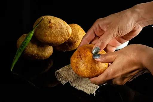 Pyaz Kachori With Rasedar Aloo Sabzi & Bhujia