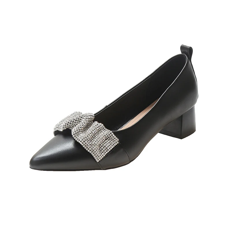 Damenmode-Schuhe aus hochwertigem Rindsleder mit spitzer Zehenpartie, für einen eleganten Look und höchsten Tragekomfort. Einzelne Schuhe.