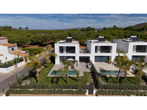 Luxury house for sale in Quarteira (Portugal) - Modern villas with pools and palm trees