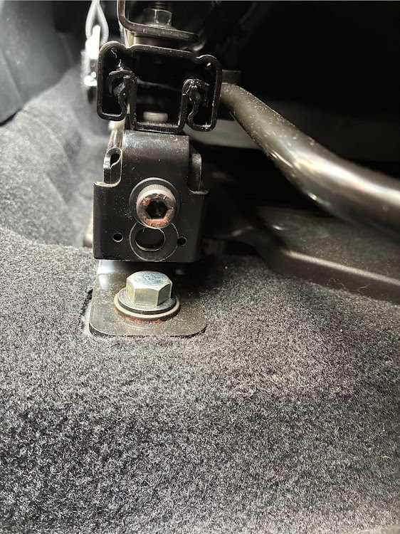 MAZDA3のRECARO・シートレール・ベースフレーム・フルバケットシート・切削加工に関するカスタム事例の投稿画像1枚目
