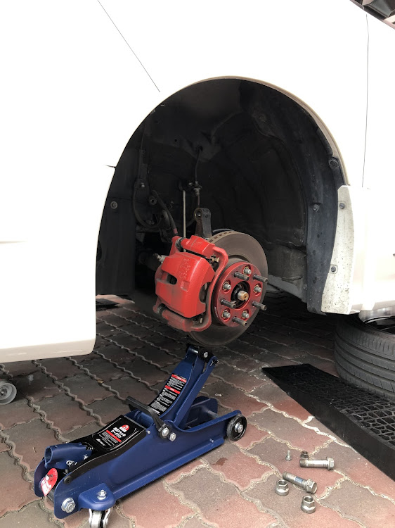 ヴォクシーのヴォクシー80・車高調付け替え・DIYに関するカスタム事例の投稿画像3枚目