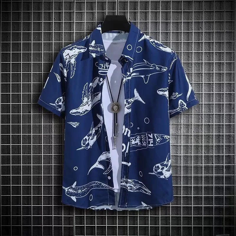 Chemise imprimée mode et short de plage décontracté. Ensemble léger et confortable pour la plage ou les journées d'été, look casual et tendance.