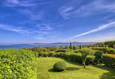 Villa avec piscine et terrasse 8