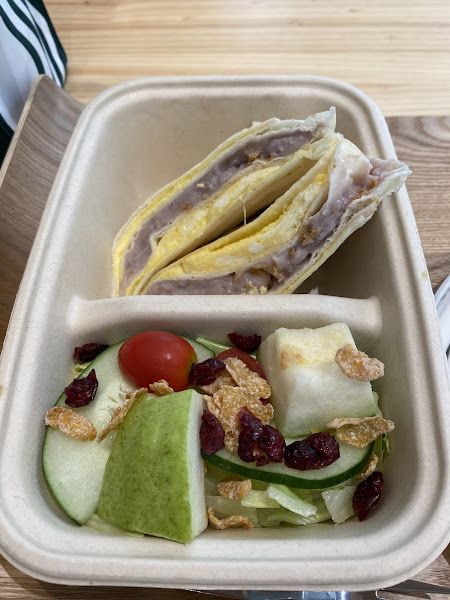 大推芋頭系列！
不管是薄餅還是熱壓吐司真的都超～好吃
店內很寬敞明亮，已經回訪好多次了！很讚～