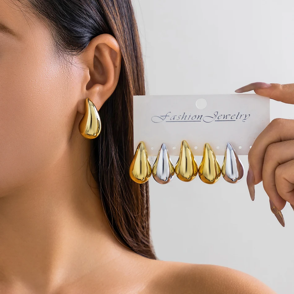 Orecchino singolo punk vintage a virgola e lacrima, un accessorio audace e unico. Esprimi la tua personalità con questo gioiello dal design originale.