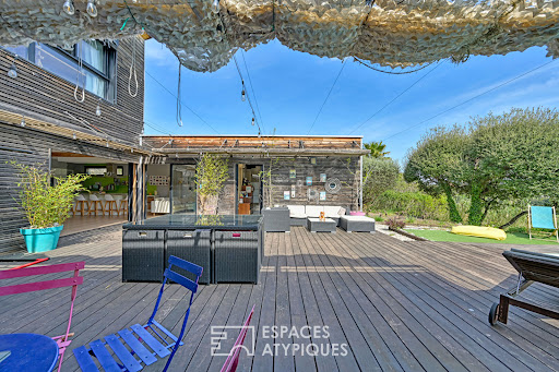 Contemporary house with pool and garden 4