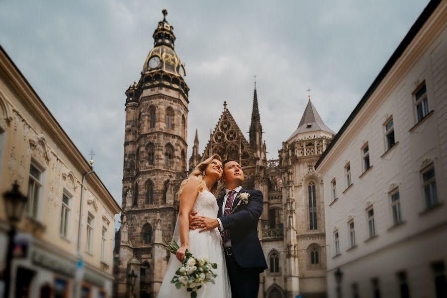 Fotógrafo de casamento Marek Curilla (svadbanavychode). Foto de 6 de agosto 2023