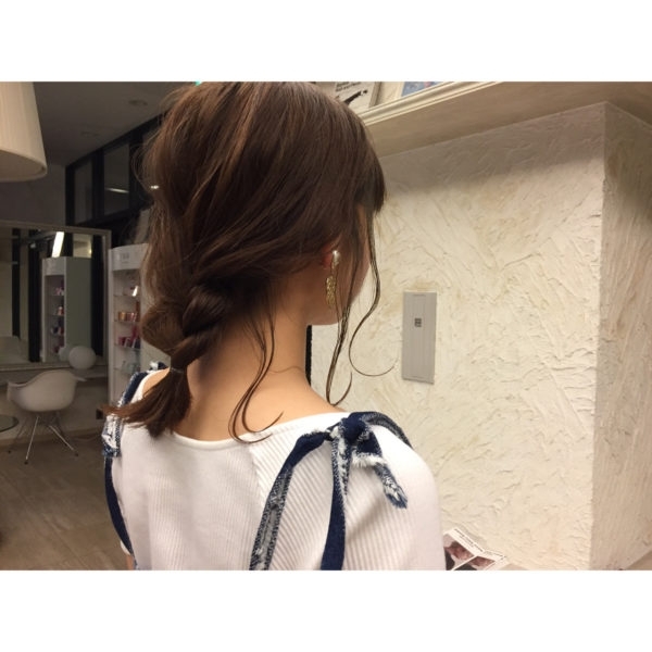 ワンピーススタイルにぴったり 女性らしいふんわりヘアスタイルをご紹介 Trill トリル